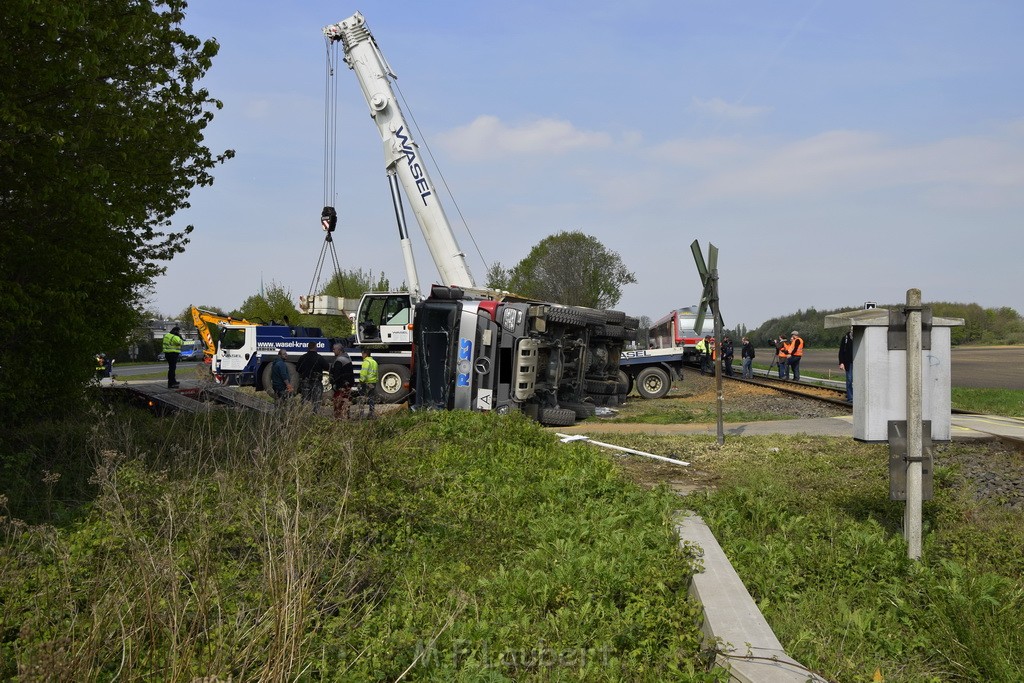 Schwerer VU LKW Zug Bergheim Kenten Koelnerstr P431.JPG - Miklos Laubert